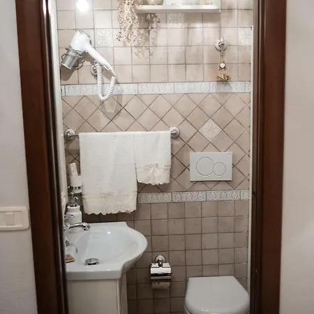 Alexander Bed & Breakfast 3*
